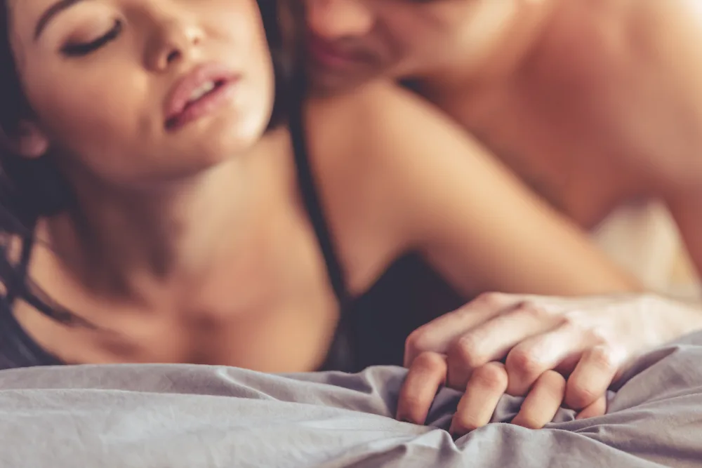 Novia y moza bajo el mismo techo