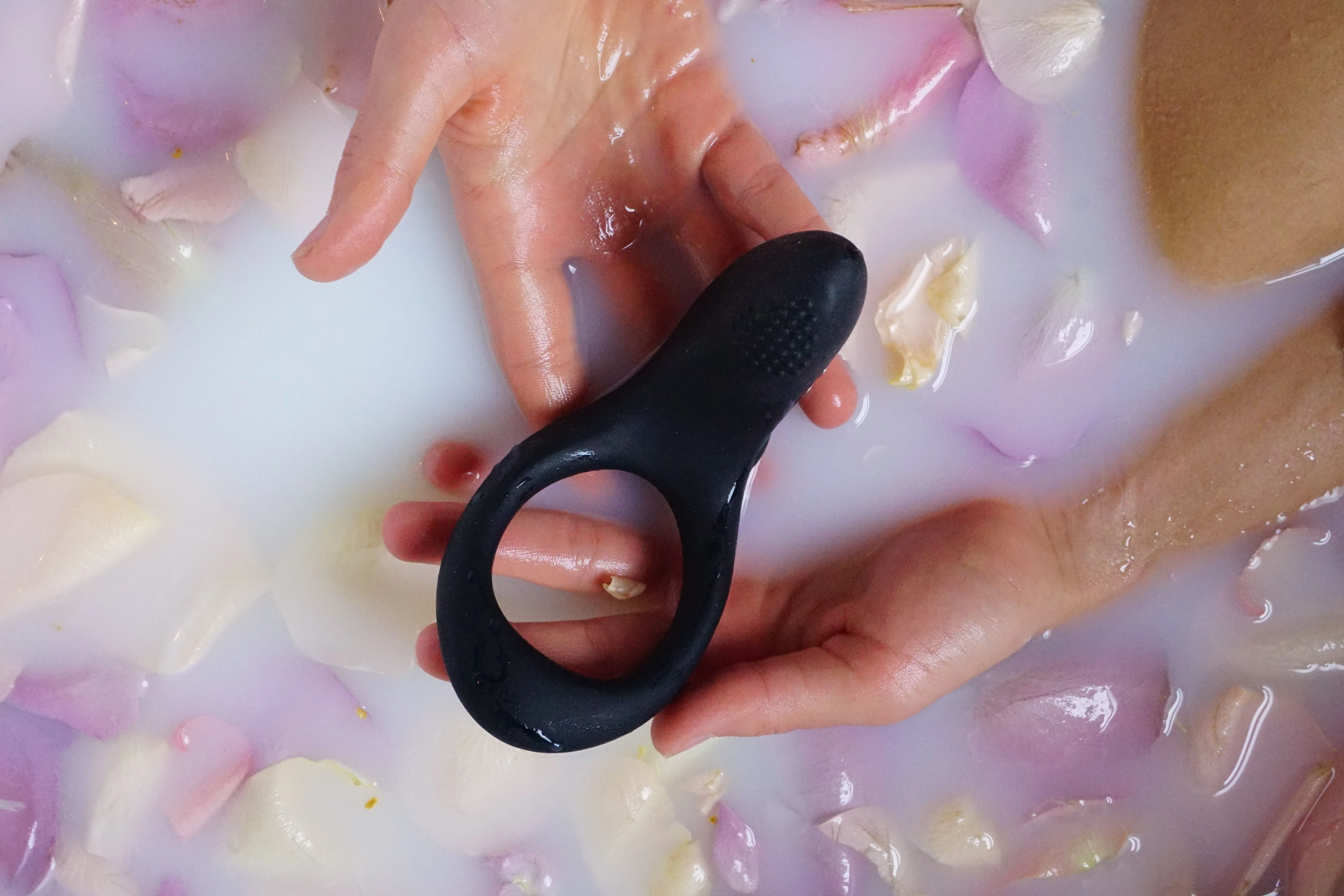 Anillo vibrador: cómo estimular el clítoris durante la penetración y disfrutar más en pareja
