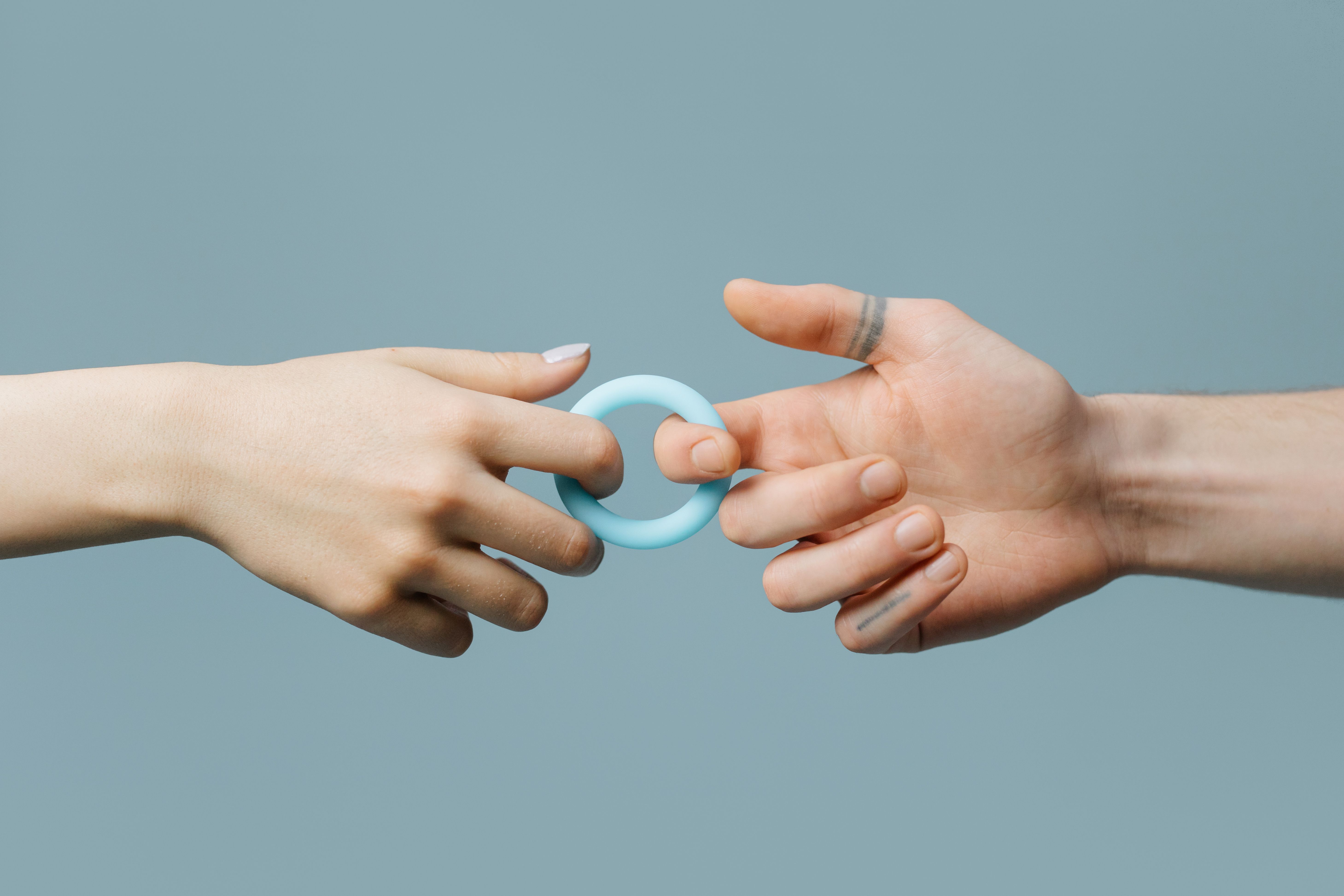 Anillo vibrador y bandas vibrantes: cómo estimular el clítoris durante la penetración y disfrutar más en pareja