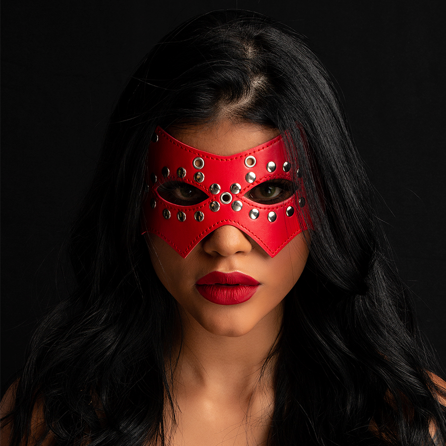 Imagen del producto ANTIFAZ STUDDED RED